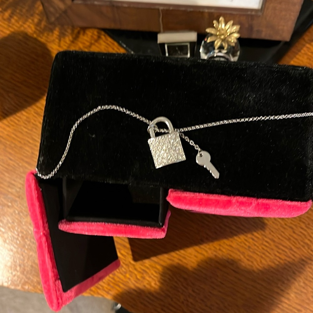 Beautiful lock and key rhinestone, silver tone.